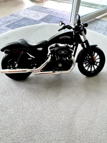 Harley-Davidson Iron 883 Miniatura Realista photo review